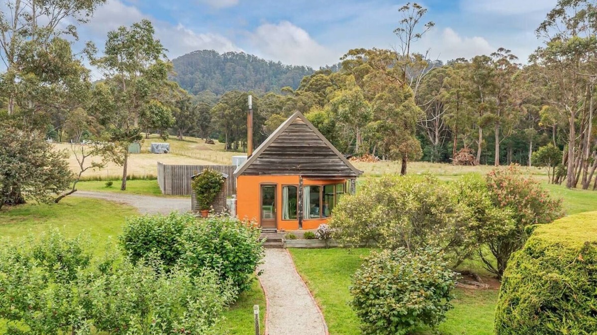 Kettering Cottage | Herons Studio A Picturesque Couples Cottage