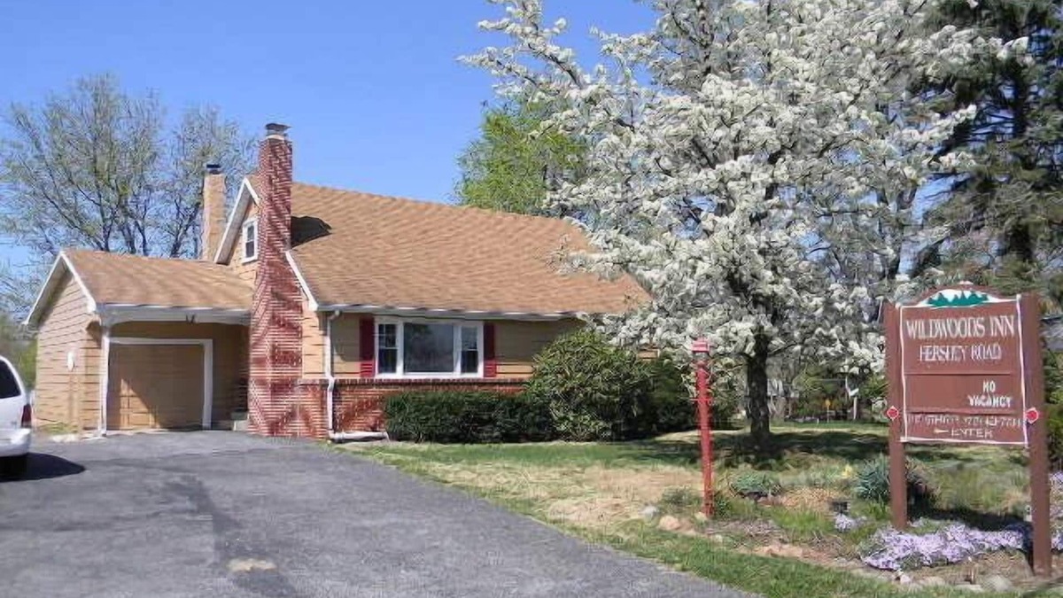 Harrisburg House | Hershey Park Just 3 miles From Wildwoods Inn Hershey Road Pets stay free charge