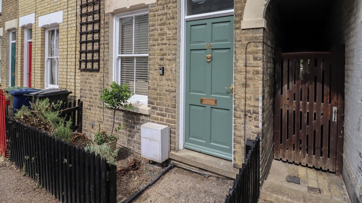 Arbury Cottage | HERTFORD STREET, pet friendly, character holiday cottage in Cambridge