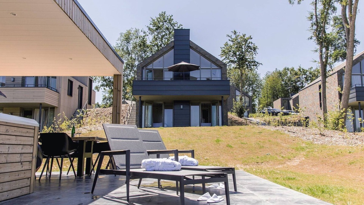 Maastricht Villa | Hertogenvilla wellness waterfront - 3 bedrooms/3 bathrooms