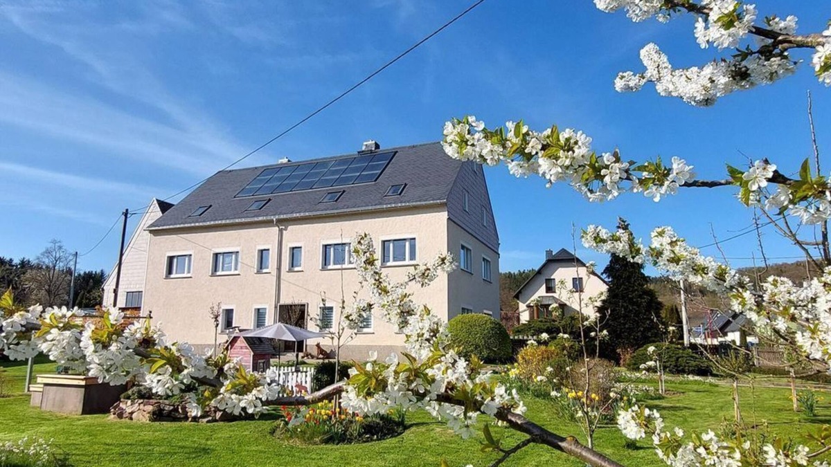 Olbernhau Apartment | HERZstück Erzgebirge - Comfort vacation apartment with family bed & bathtub