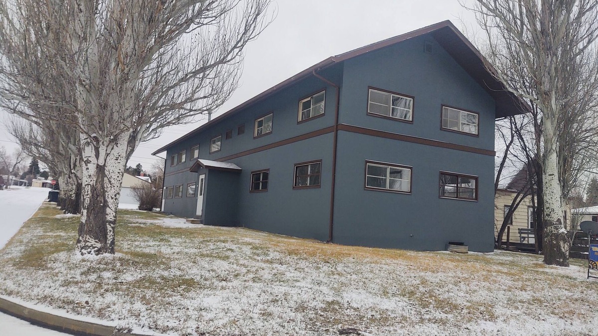 Hettinger Apartment | Hettinger Hunting lodge, rent by the day,week, or month walking