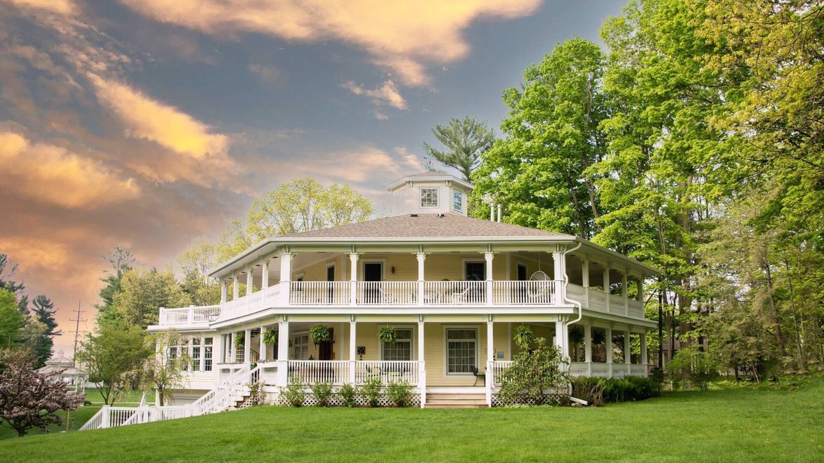 Pentwater Bed & Breakfast | Hexagon House Bed and Breakfast