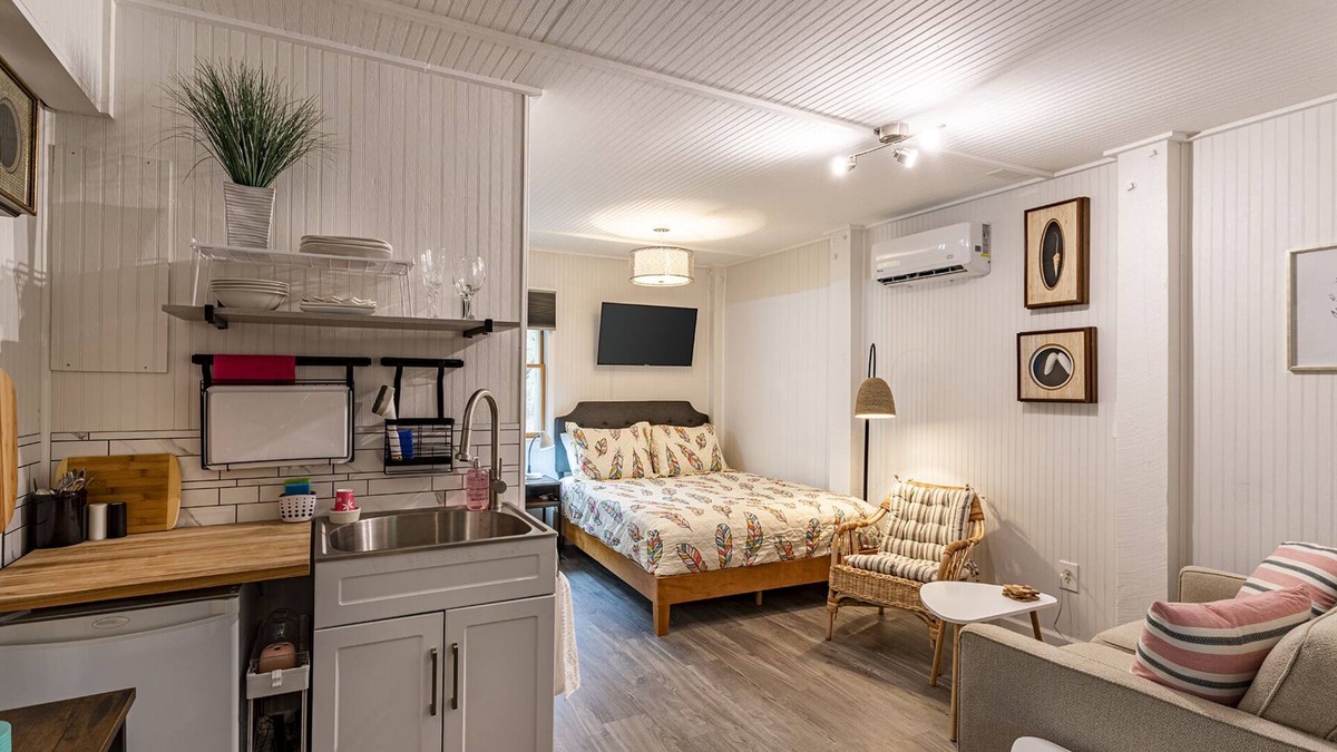 Kitty Hawk Apartment | HEY, GET A ROOM! Couples Getaway : Bikes, beach chairs, umbrella :Central locale