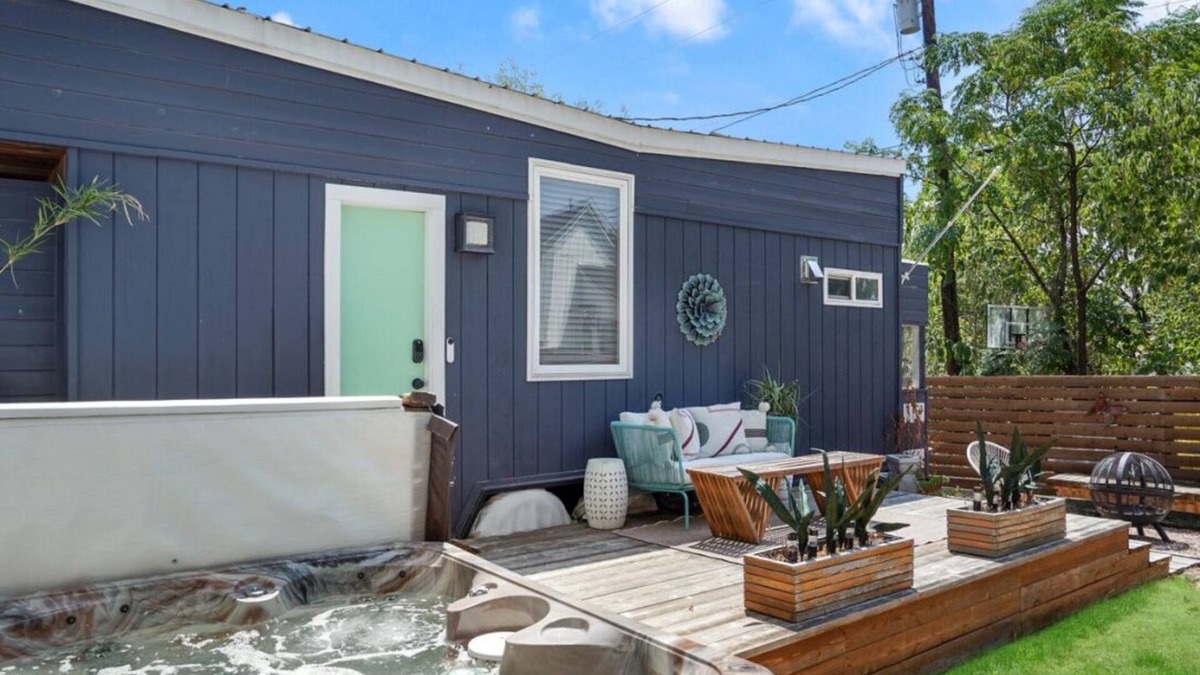 Blackshear-Prospect Hill House | HGTV Featured Tiny Home w Hot Tub Near East 6th St
