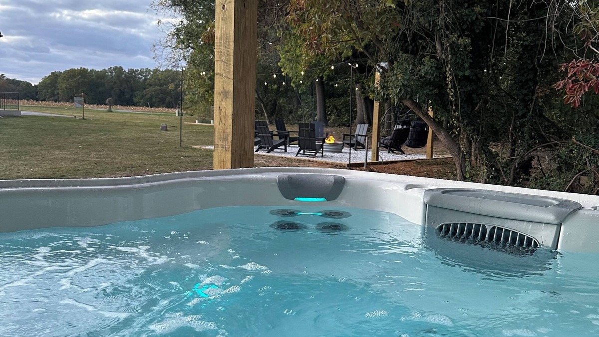 Centreville House | HGTV quality, private guest suite, country getaway with hot tub & fire pit