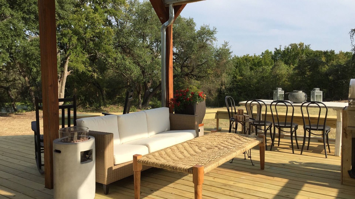 Lacy-Lakeview House | HGTV’s “BARNDOMINIUM” 16 Acres w/Lake, Outdoor Kitchen, Decks & Playground