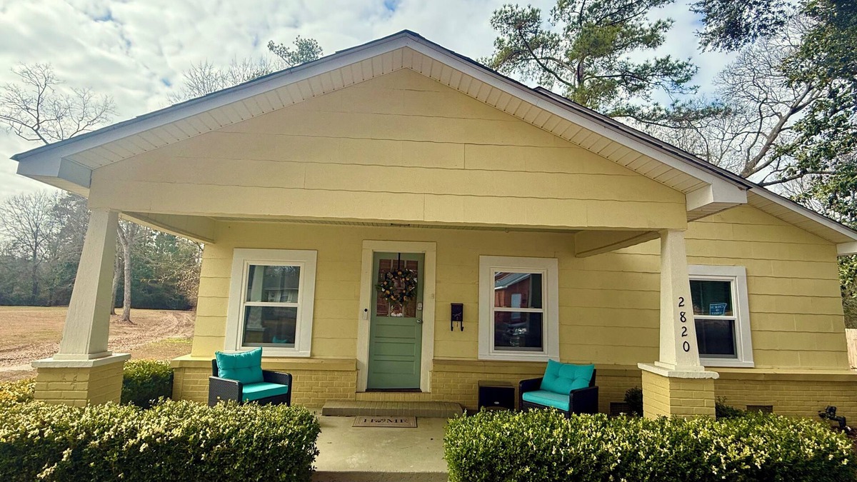 Laurel House | HGTV's Hometown house -Southern Charm 3- only 6 minutes to downtown Laurel!