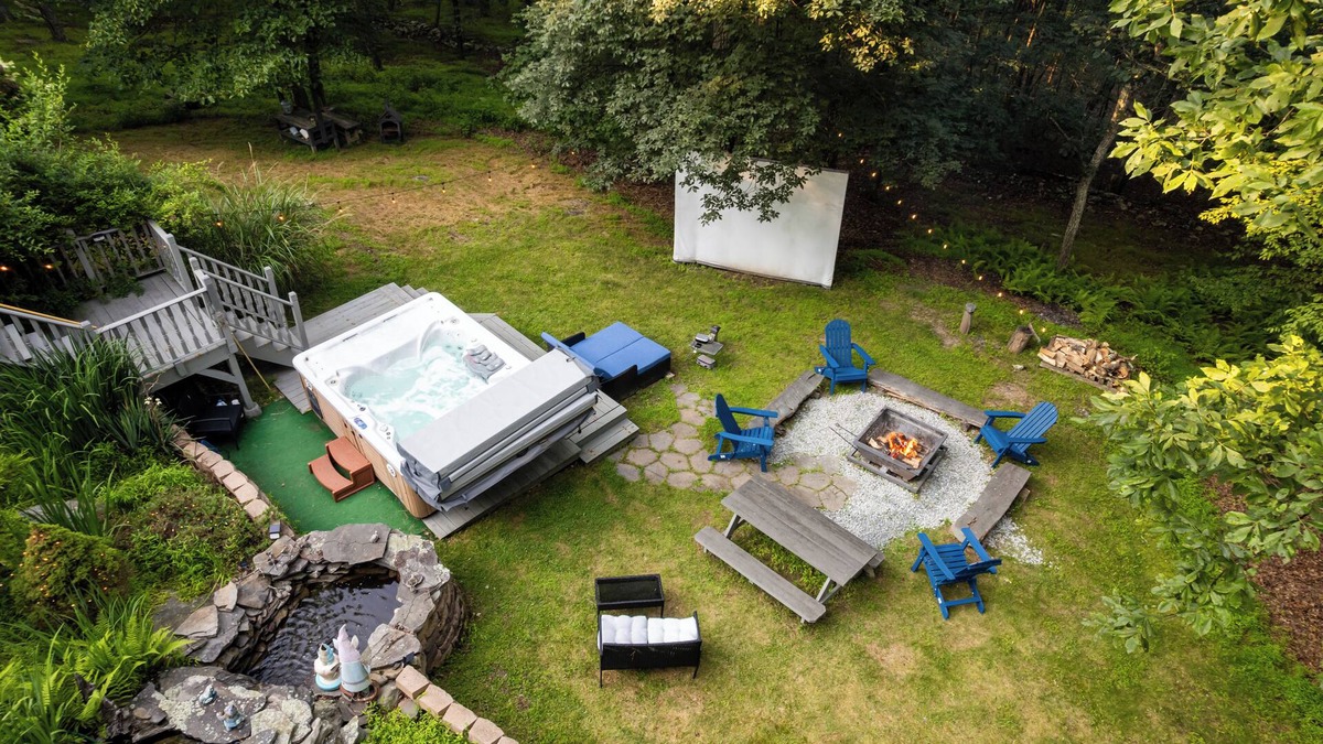 Bushkill House | Hideaway/Hot Tub/Sunna/Lake/Kayaks/Pool