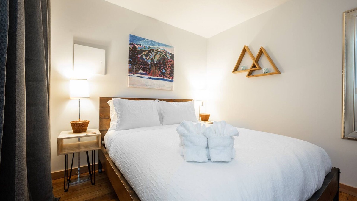 Whistler Creekside Apartment | ❄︎Hiatus Suite❄︎ | 1 BR 5 Min Walk to Creekside Gondola | Gorgeous Rustic Chic