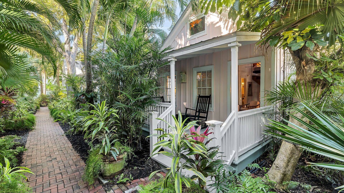 Historic Seaport Cottage | ~Hibiscus Cottage~ Adults Only cottage near Duval with shared pool