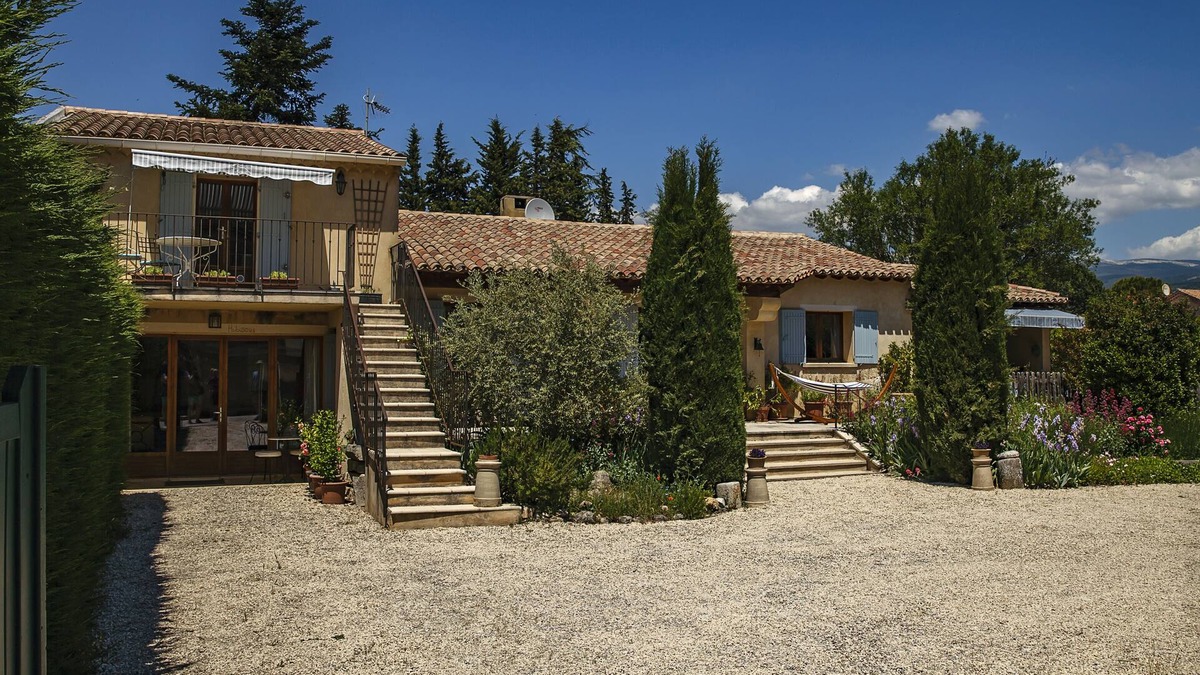 Villes-sur-Auzon Apartment | Hibiscus garden apartment