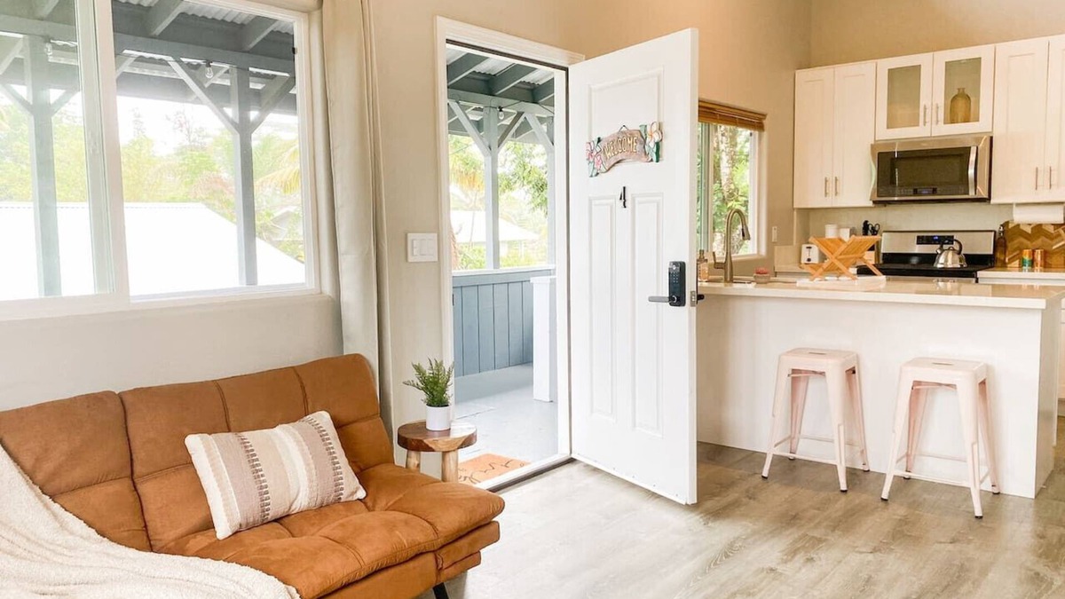 Keaau House | Hibiscus Hale, Full Kitchen, King Bed, Parking