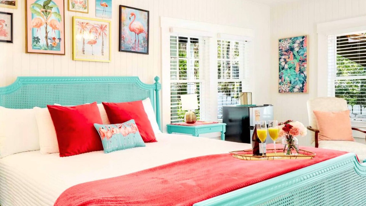 Fort Myers River District House | Hibiscus House Bed & Breakfast Inn Flamingo Suite