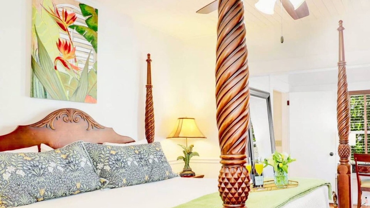 Fort Myers River District House | Hibiscus House Bed & Breakfast Inn Parrot Room