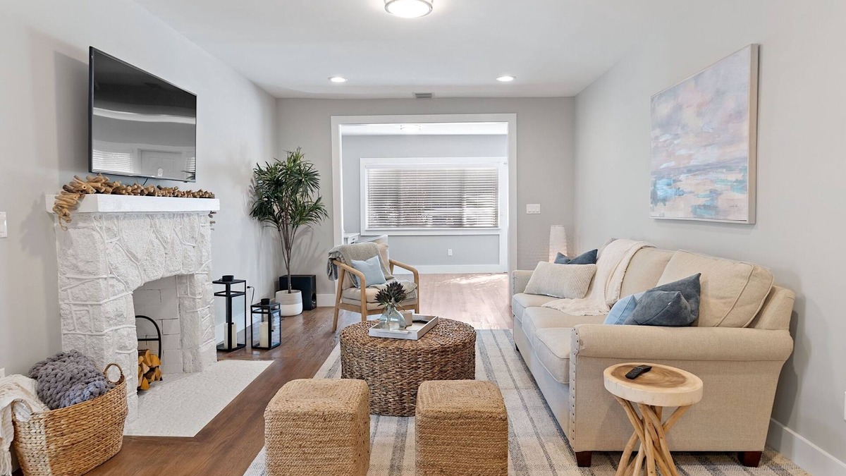 Parrot Cove House | Hibiscus Housen2/2 walking distance to the beach and Lake Ave