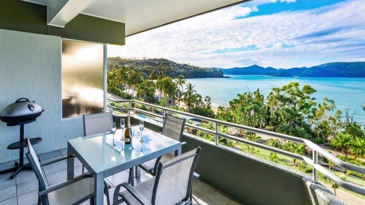 Hamilton Island Apartment | Hibiscus Lodge 208, Beachfront Apartment on Hamilton Island