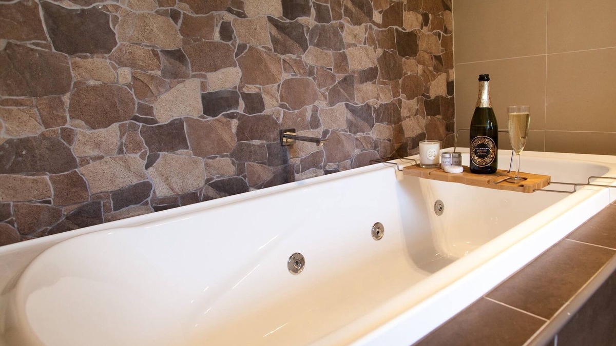 Broadford Cabin | Hickey Vale Farm Lodge Newly built country Stay with Spa