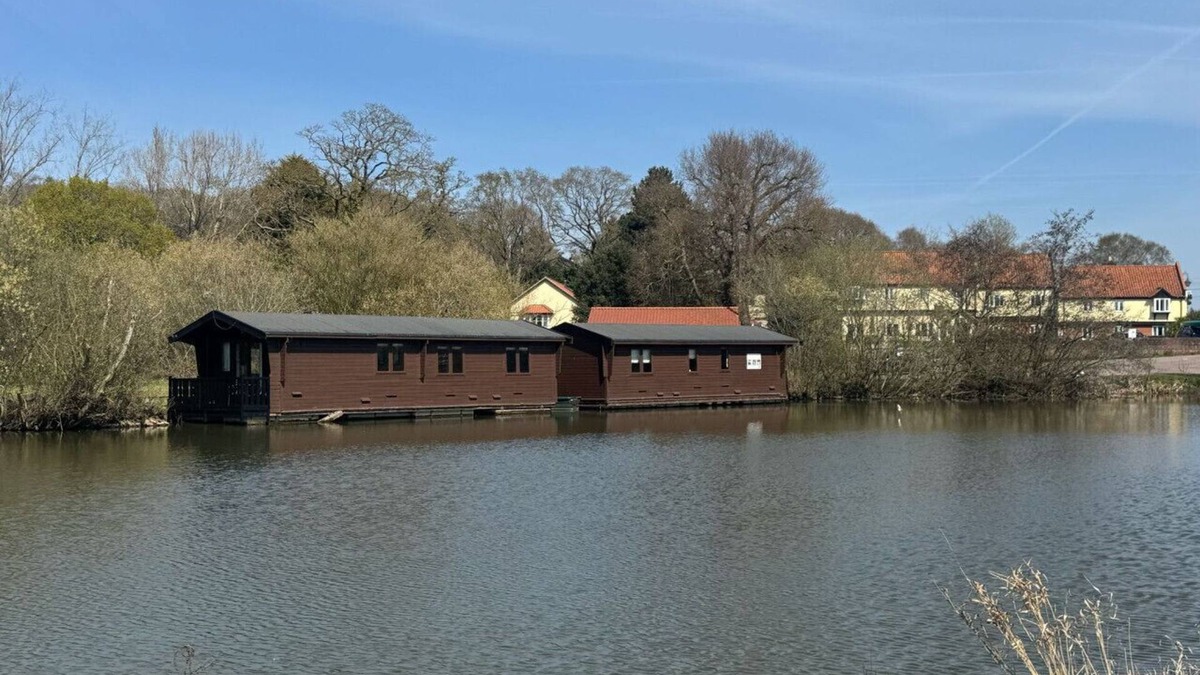Smallburgh Boat Rental | Hickling Broads Lodge Houseboat
