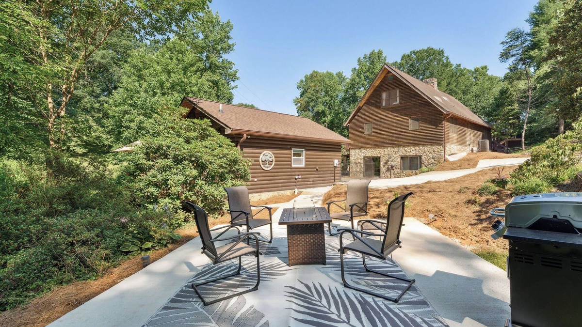 Hickory Apartment | Hickory Hideaway: Patio Paradise w/Community Pool