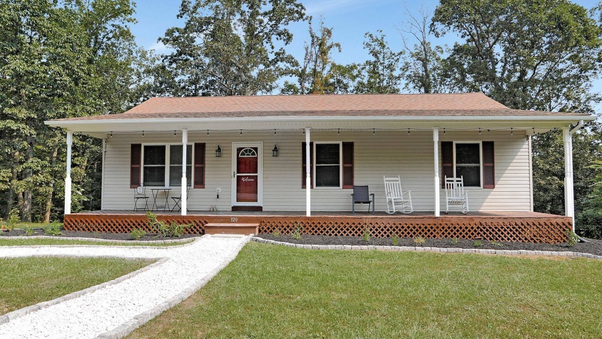 Mount Jackson House | Hickory House - Mountain home with Hiking, Wineries, Hot tub & more!