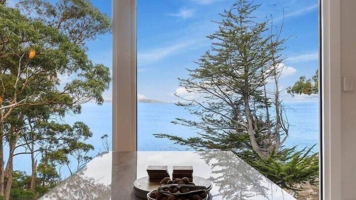 Blackmans Bay House | Hidden Bay Retreat 15 Min to Hobart, 5 Bed 3 Bath.