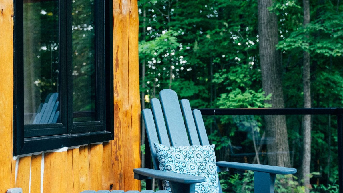 West Elgin Cabin | Hidden Creekside Cabin