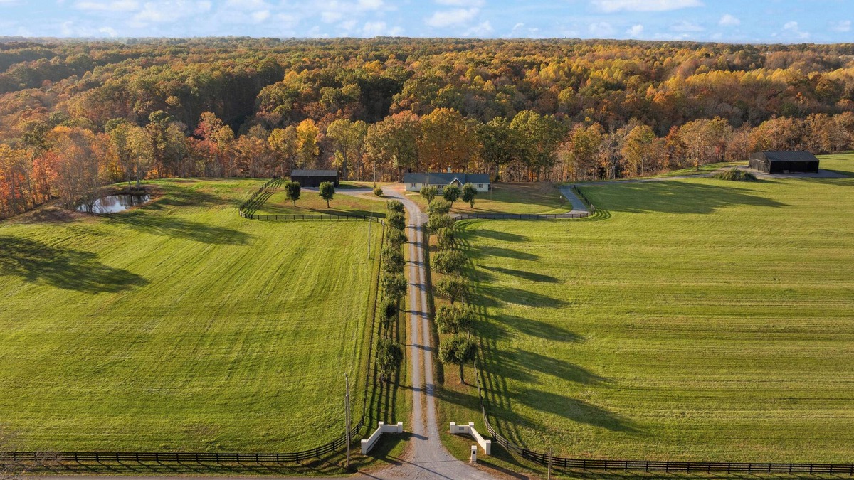 Windsor House | Hidden Falls Farm – Sleeps 14, Modern Retreat with Crafting & Quilting Studio