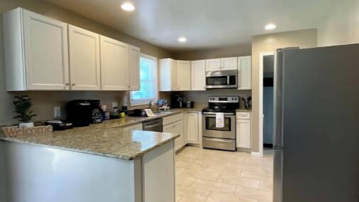 Portsmouth House | Hidden Gem A Comfortable 4bedroom home with a fenced-in yard.