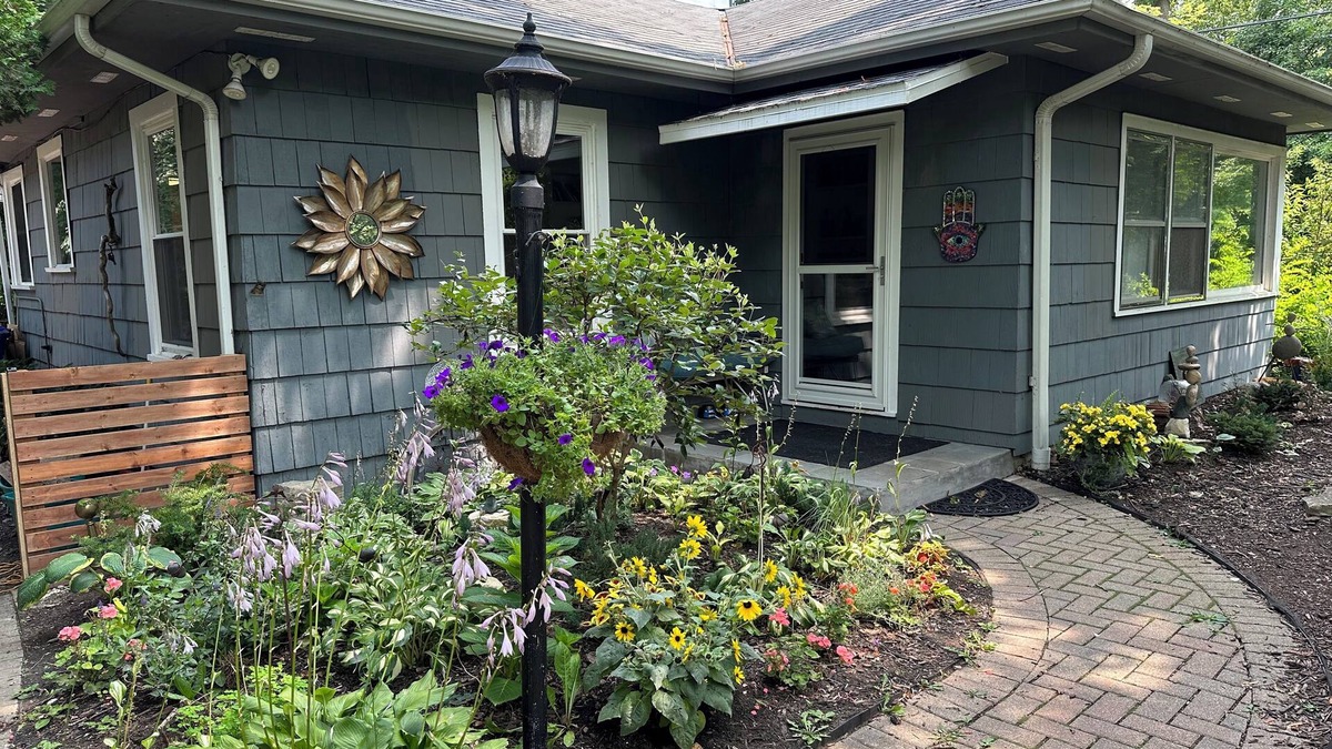 Glencoe House | Hidden Gem Cottage alongside Park, by Beach, Train, Ravinia, Botanic Garden