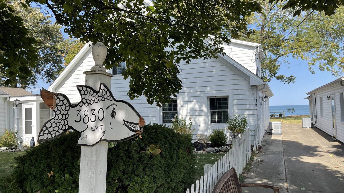 Vermilion House | HIDDEN GEM - COZY 1 BEDROOM LAKEFRONT HOME/COTTAGE