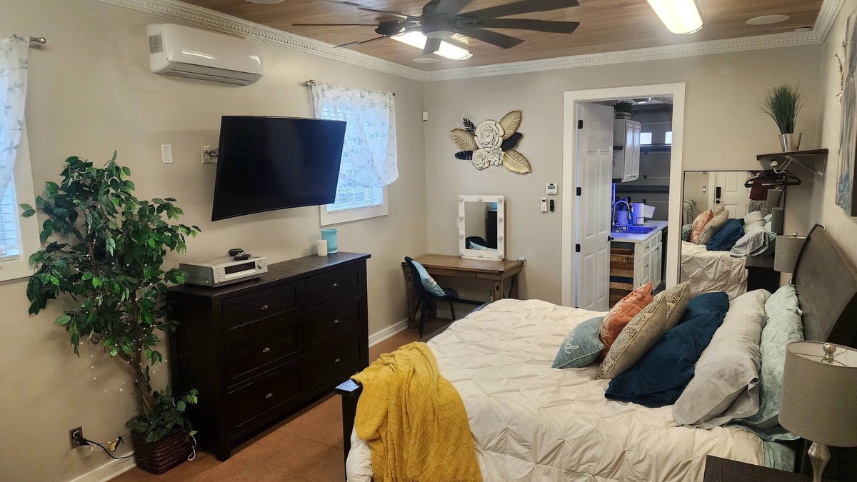 Panama City Beach Apartment | Hidden Gem Guest House, 15min Pier Park, 5 min Beach & Publix Sports Complex