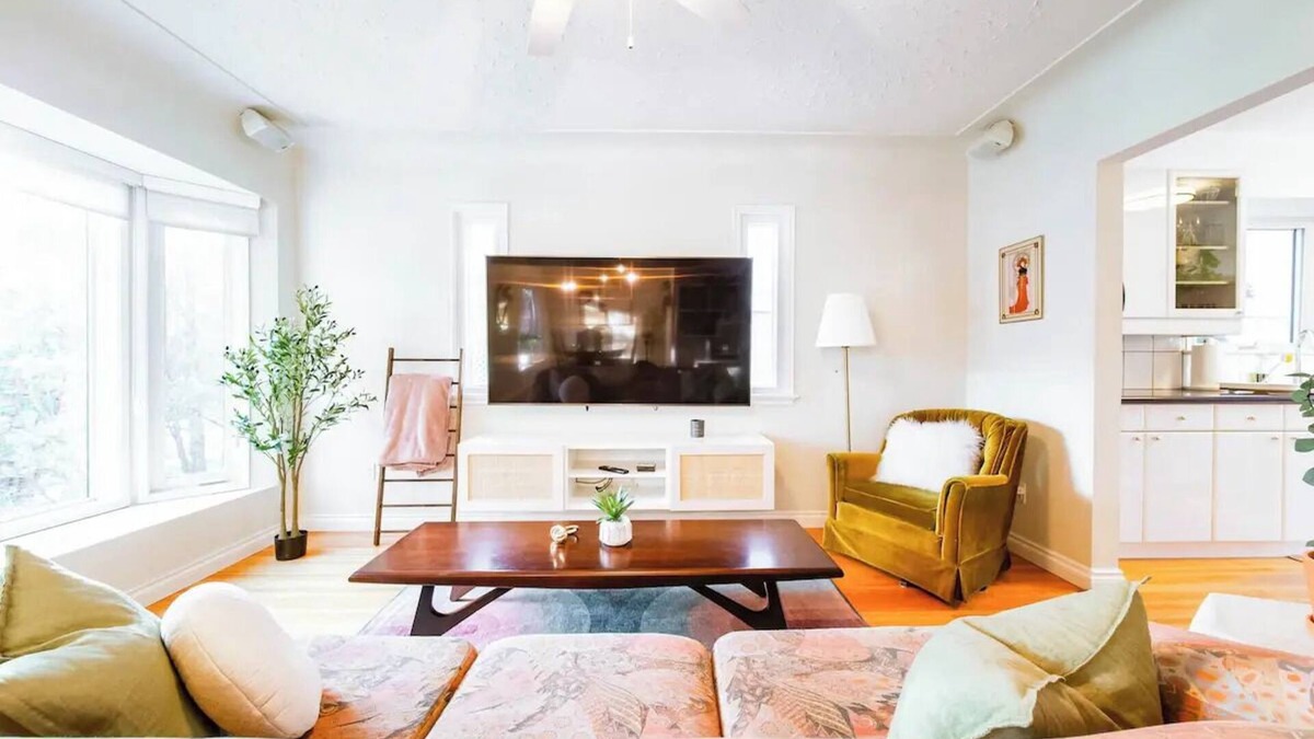 Edmonton House | Hidden Gem Home-HotTub-Firetable-King Bed-BBQ/Deck