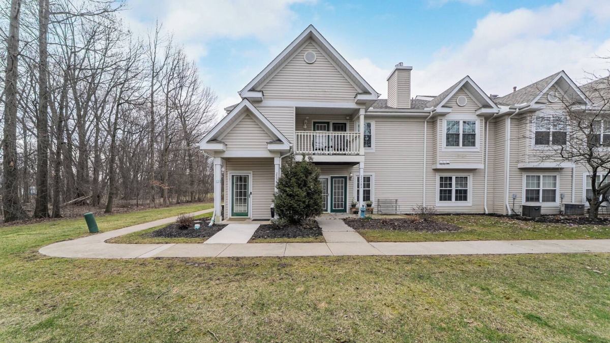Fairview Park Condo | Hidden gem in marvelous Cleveland with WiFi, AC
