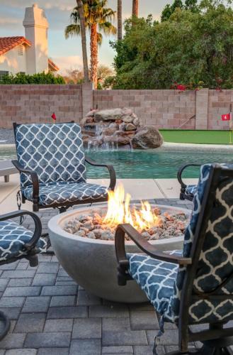 North Mountain House | Hidden gem in the Hidden Hills Mini Golf- Pool-Hot Tub-RV parking-EV charger