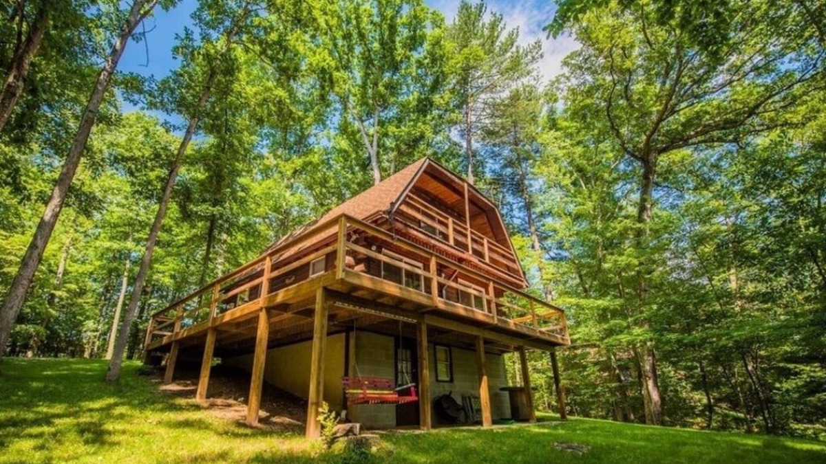 Berkeley Springs Cabin | Hidden Gem in the woods with hot tub