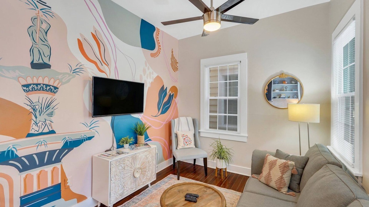 Metropolitan House | Hidden Gem in Walkable Location by Lucky Savannah