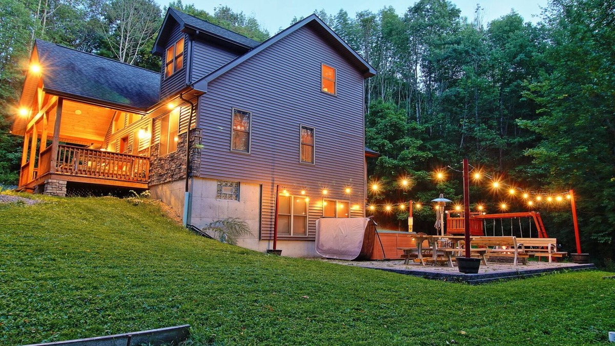 Ellicottville Ski Chalet | Hidden Gem💎Large Ellicottville Chalet🍁Woods⛷ Hot Tub 🕹️ Arcade Fun 🔥Fire Pit