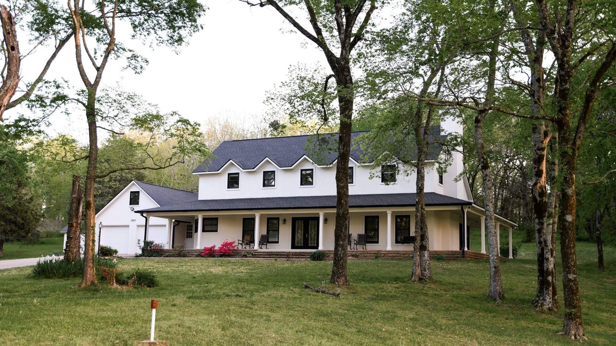 Cecil House | Hidden gem nestled along the Arkansas River, wraparound porch and plenty of room