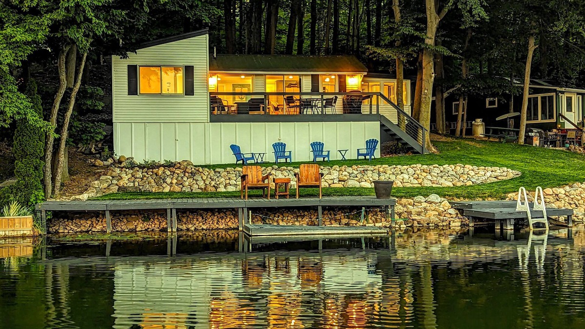 South Byron Cottage | Hidden gem on a private lake - serene, senic and superb!nn