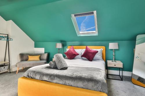 Sheffield House | Hidden Gem-Open To Book-Super Location