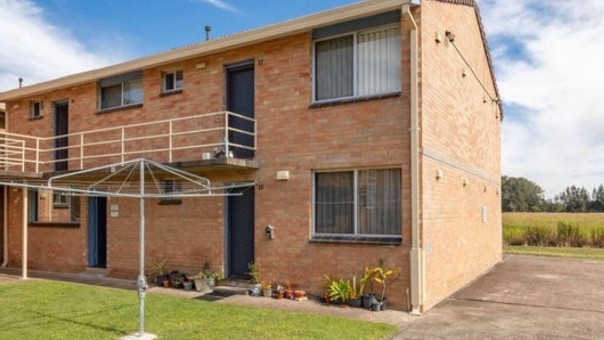 Tuncurry House | ~Hidden Gem~ U15/9 Point Road, TuncurrynAcross the road from the lake.