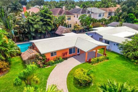 River Oaks Villa | Hidden Gem Vacation Villa w Private Pool & TikiHut