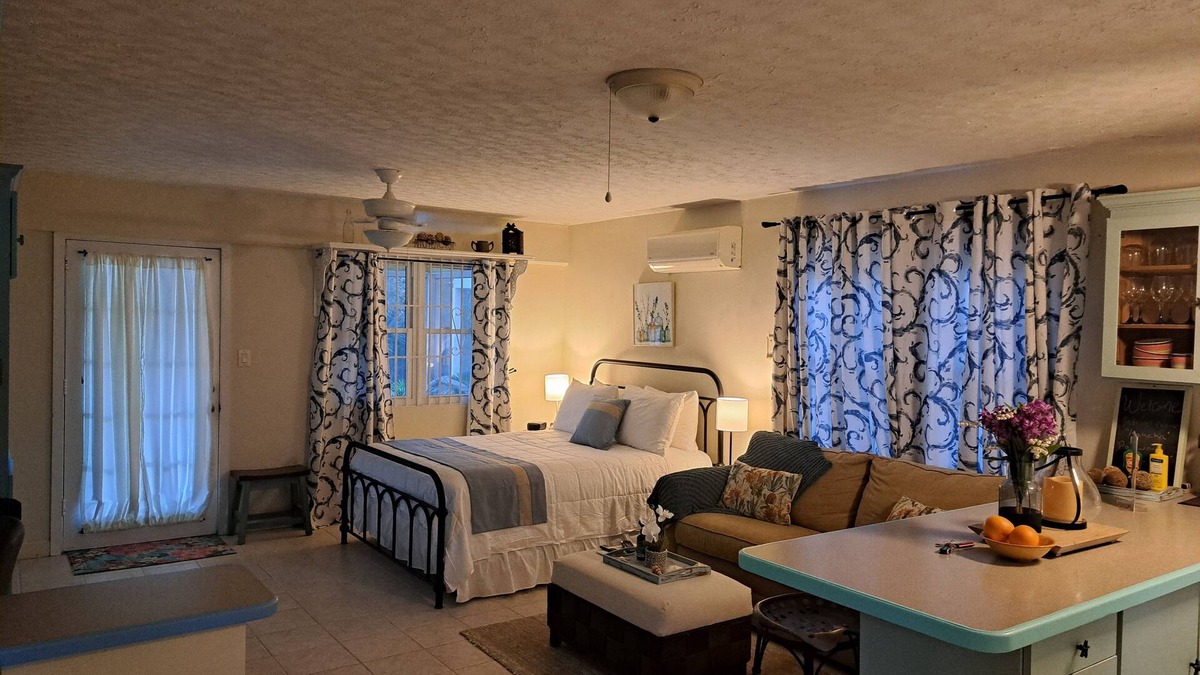 Venetian Road Settlement House | Hidden Haven - Cozy Studio - with pool.