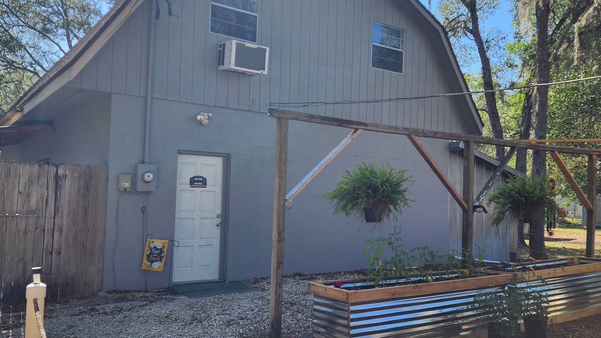 Homosassa Apartment | Hidden hideaway minutes to boat ramps, restaurants and beach