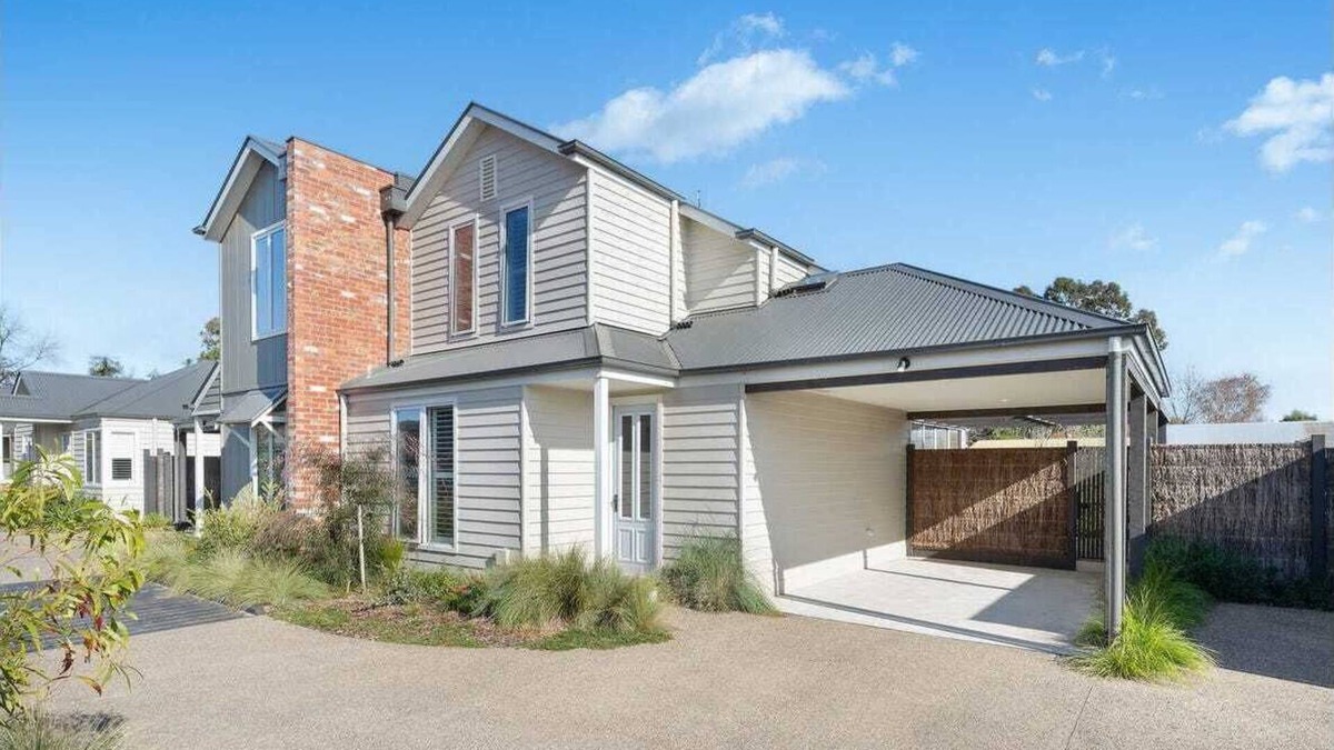 Mansfield House | Hidden Hunter Luxe light filled townhouse walking Distance to Mansfield High Stn