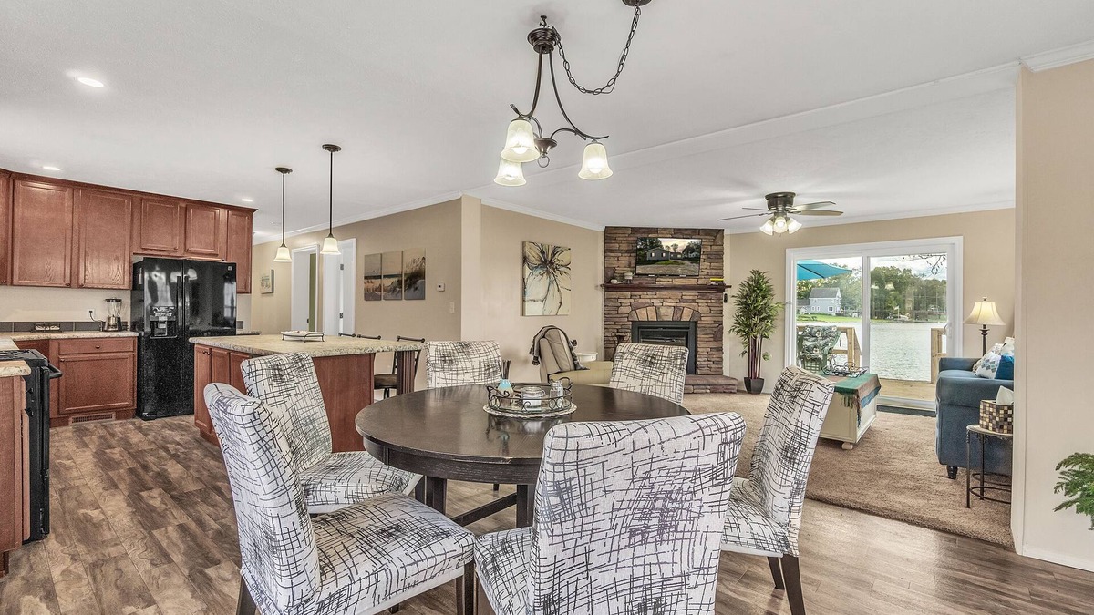 Brighton House | Hidden Lake Front ≈ New Build ★ Private Beach ✹ Fast WiFi ✔