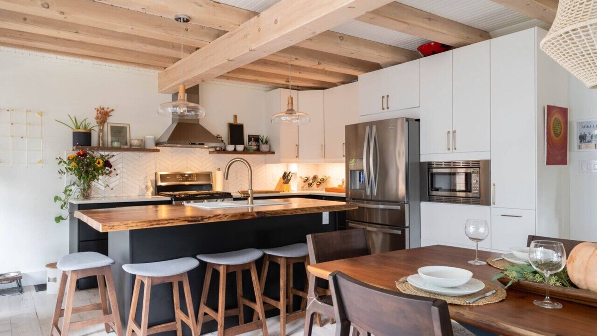 Puslinch House | Hidden Lakeside Gem I Hot Tub, Private Dock & Gym