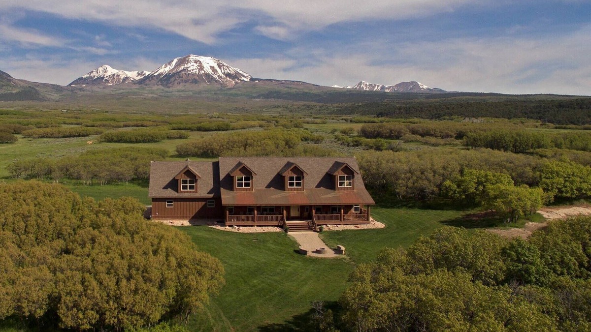 La Sal Cabin | Hidden Oaks Lodge-8 bedrooms 39 beds, Beautiful La Sal Area