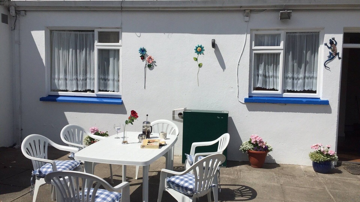 Ballina House | HIDDEN OASIS, Cosy Townhouse beside shops, bars & restaurants